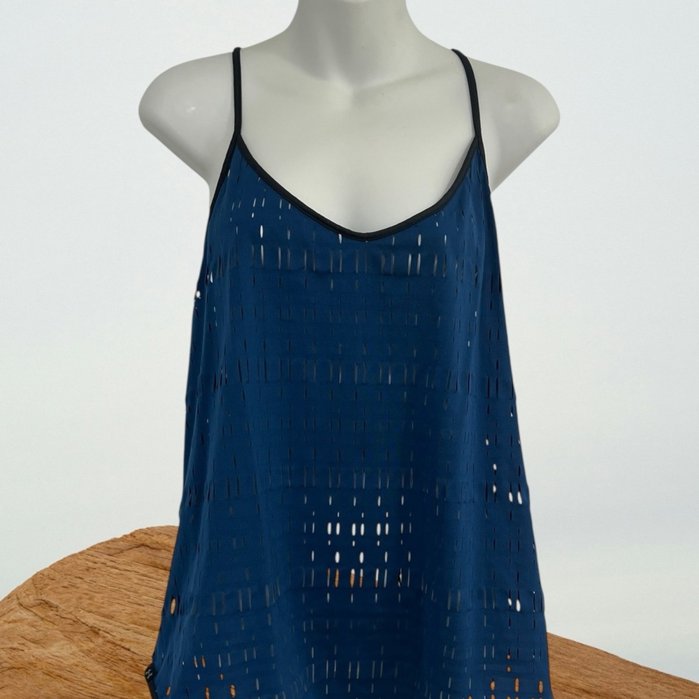Edgey Sporty Navy Blue Women's Top in size XL Great for Sports and Layering